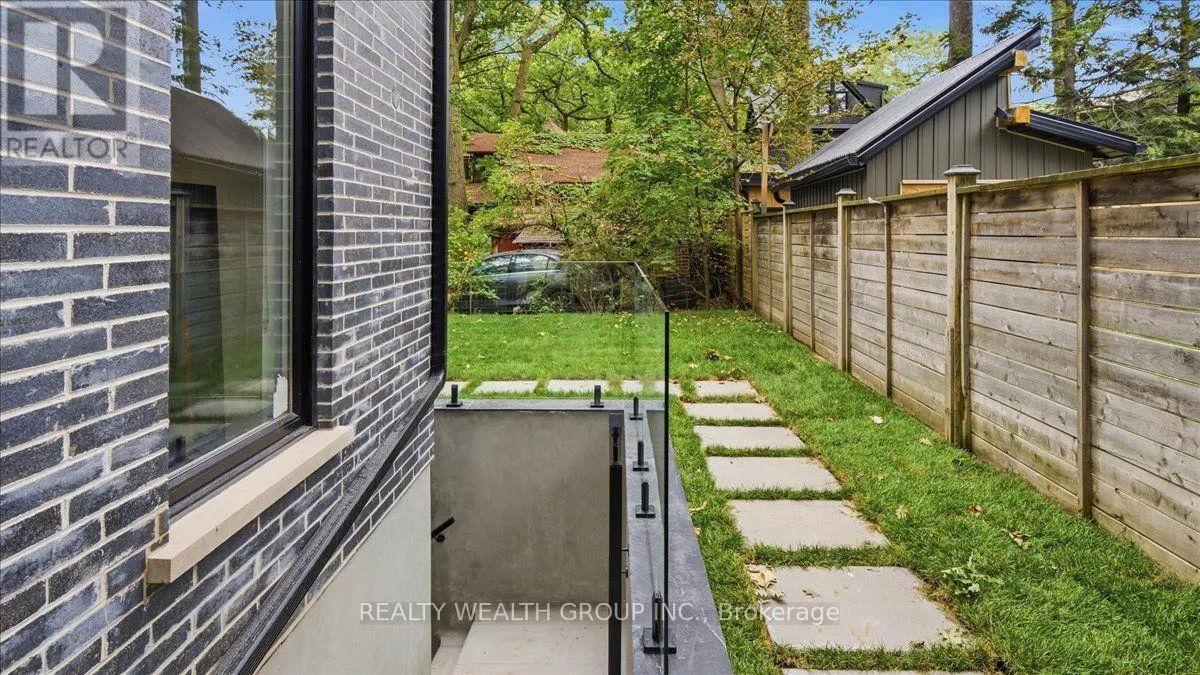 2 KINGSBURY CRESCENT