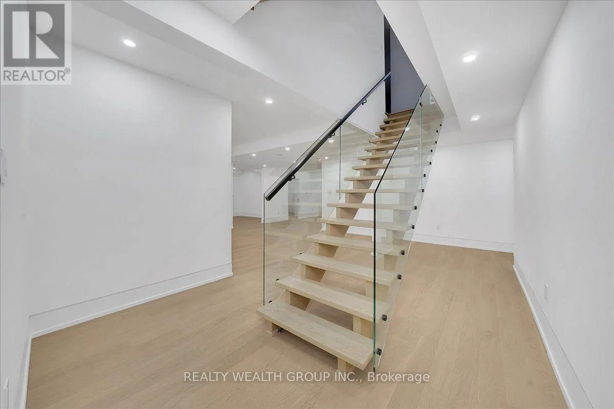 2 KINGSBURY CRESCENT
