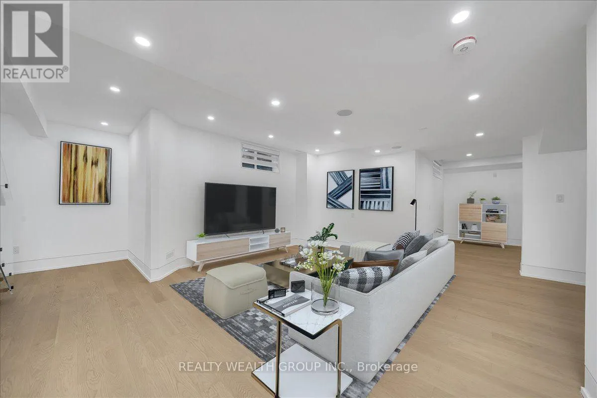 2 KINGSBURY CRESCENT