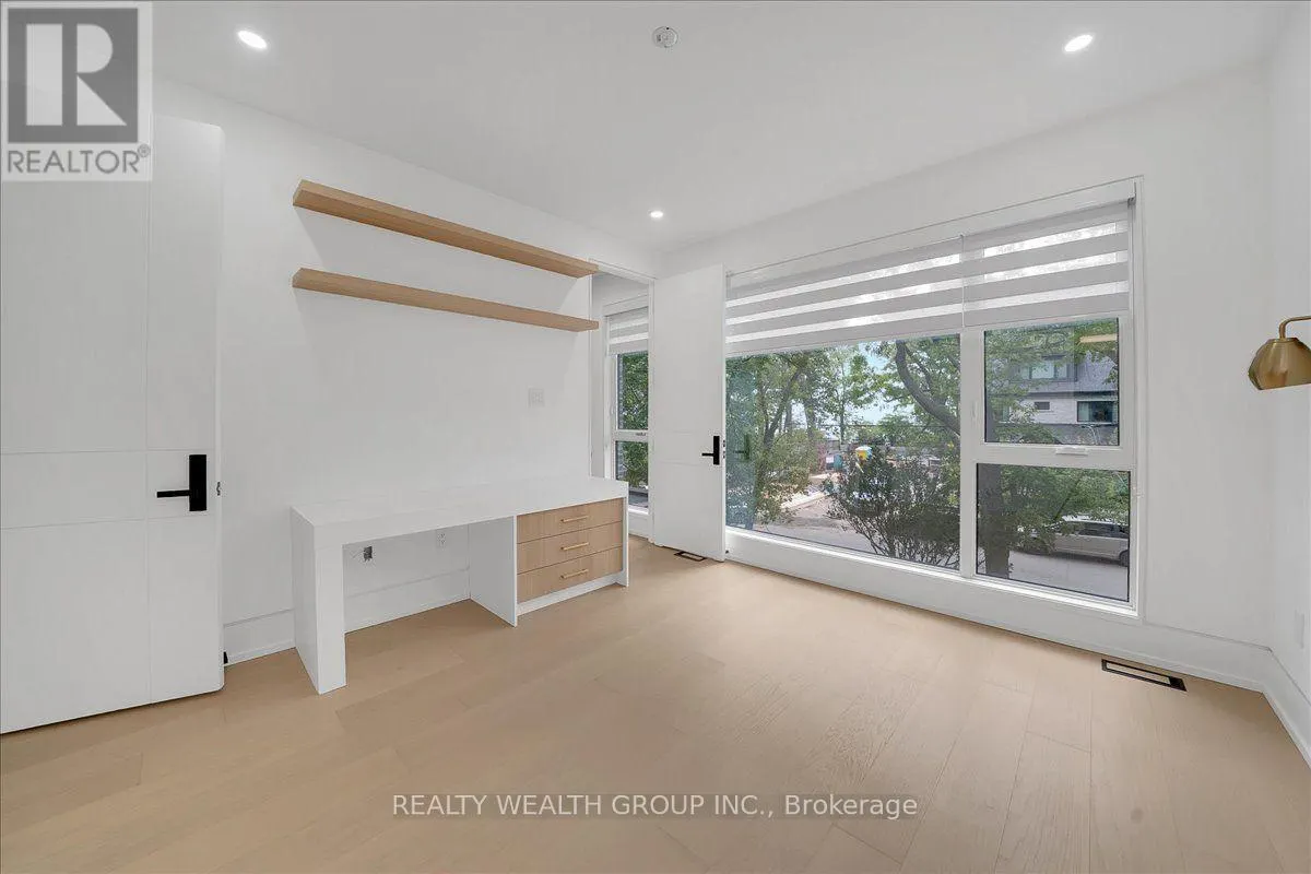 2 KINGSBURY CRESCENT