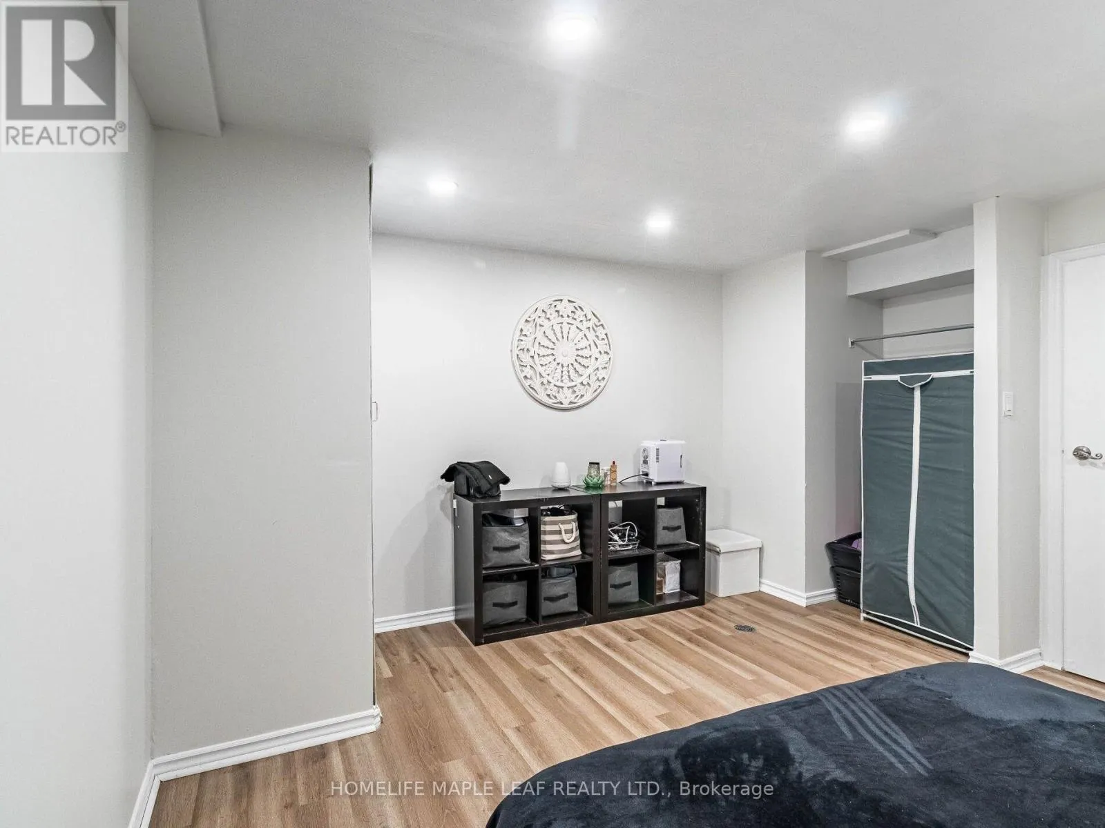 8 - 350 LAKEBREEZE DRIVE