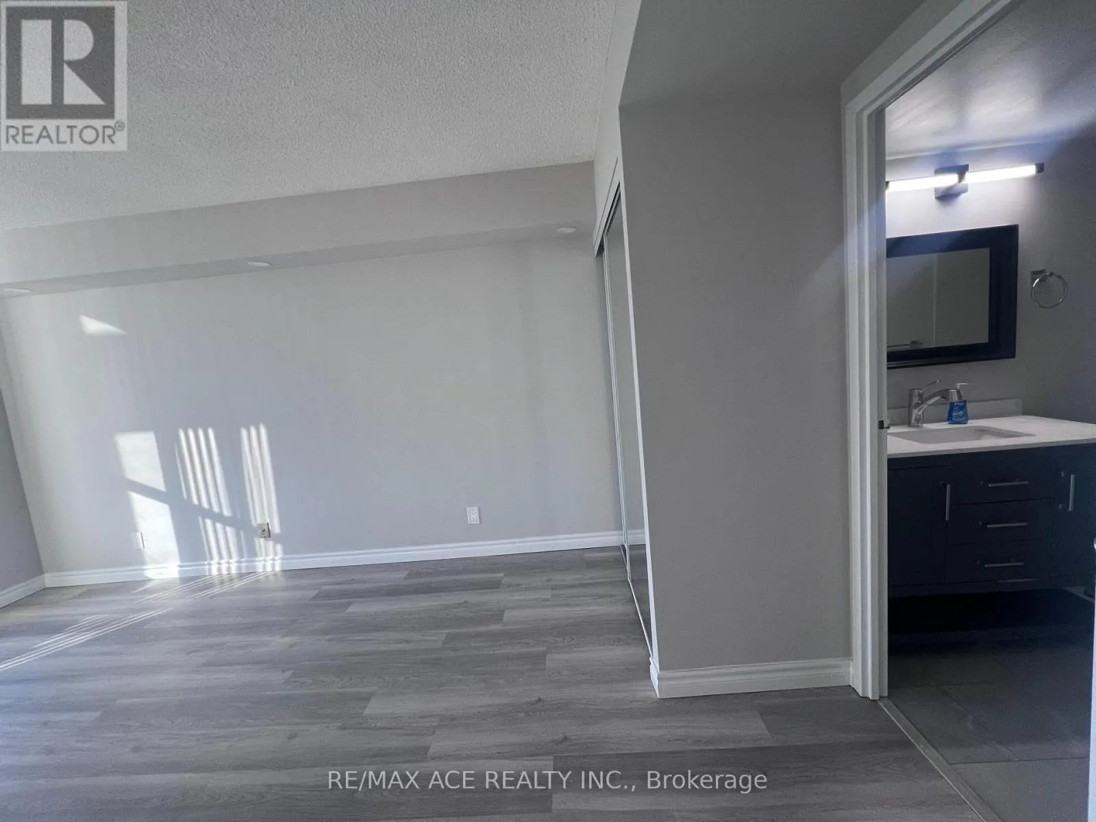 901 - 8 SILVERBELL GROVE