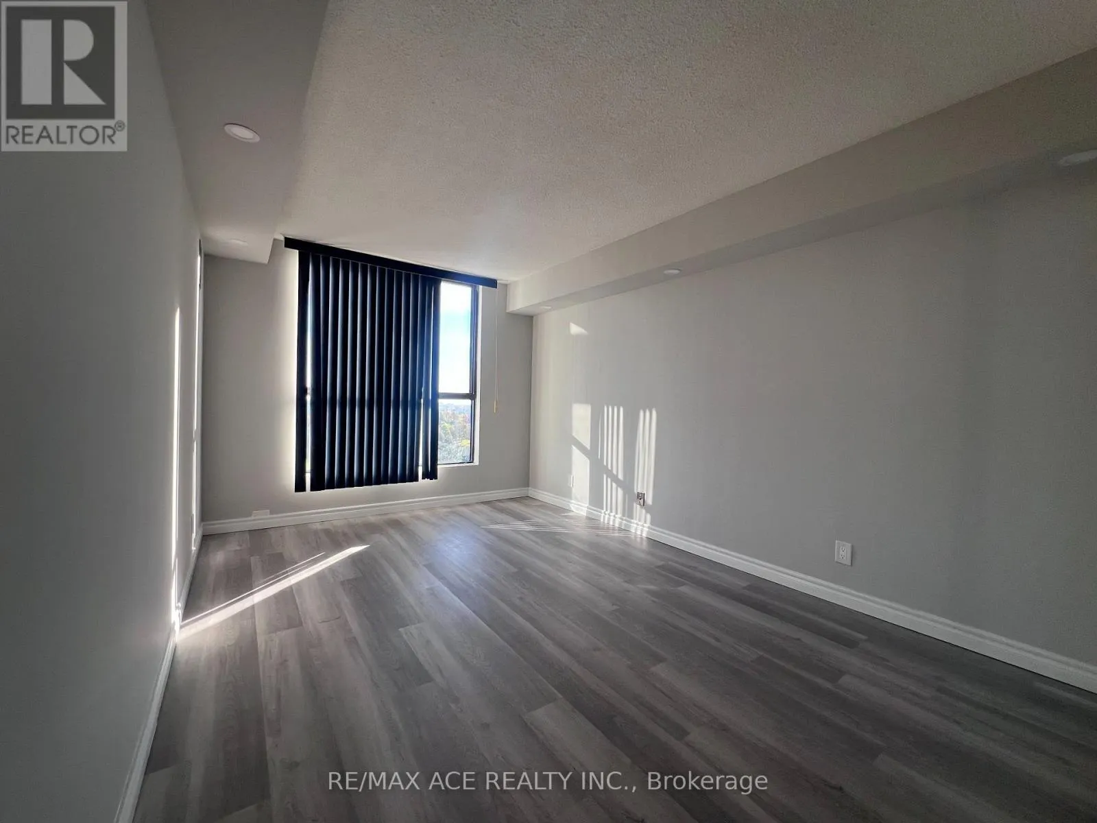 901 - 8 SILVERBELL GROVE