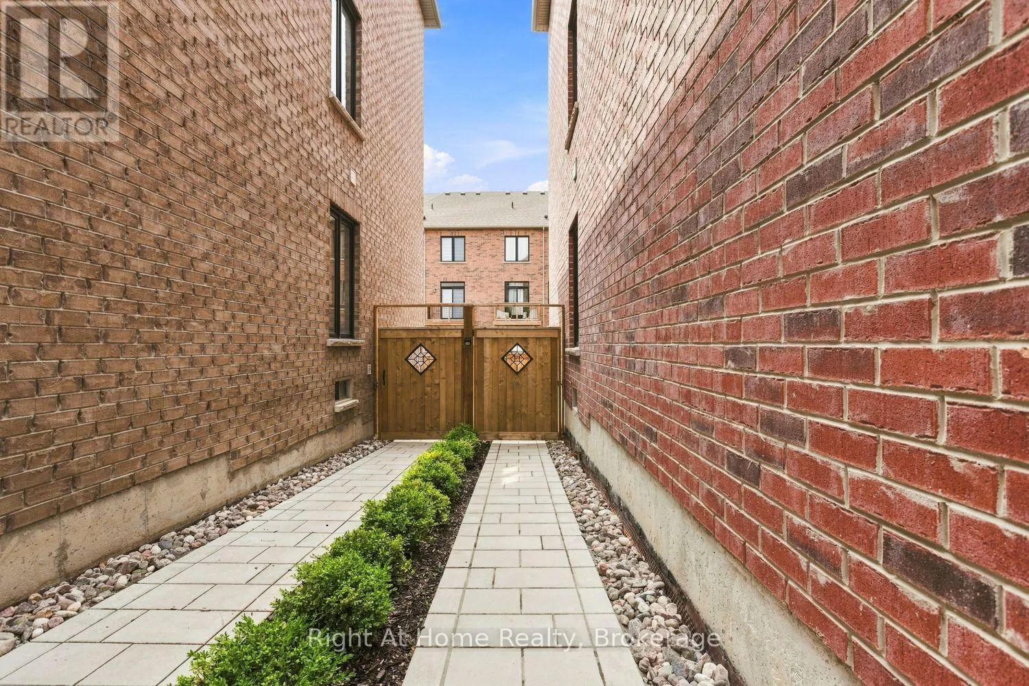 89 ELKINGTON CRESCENT