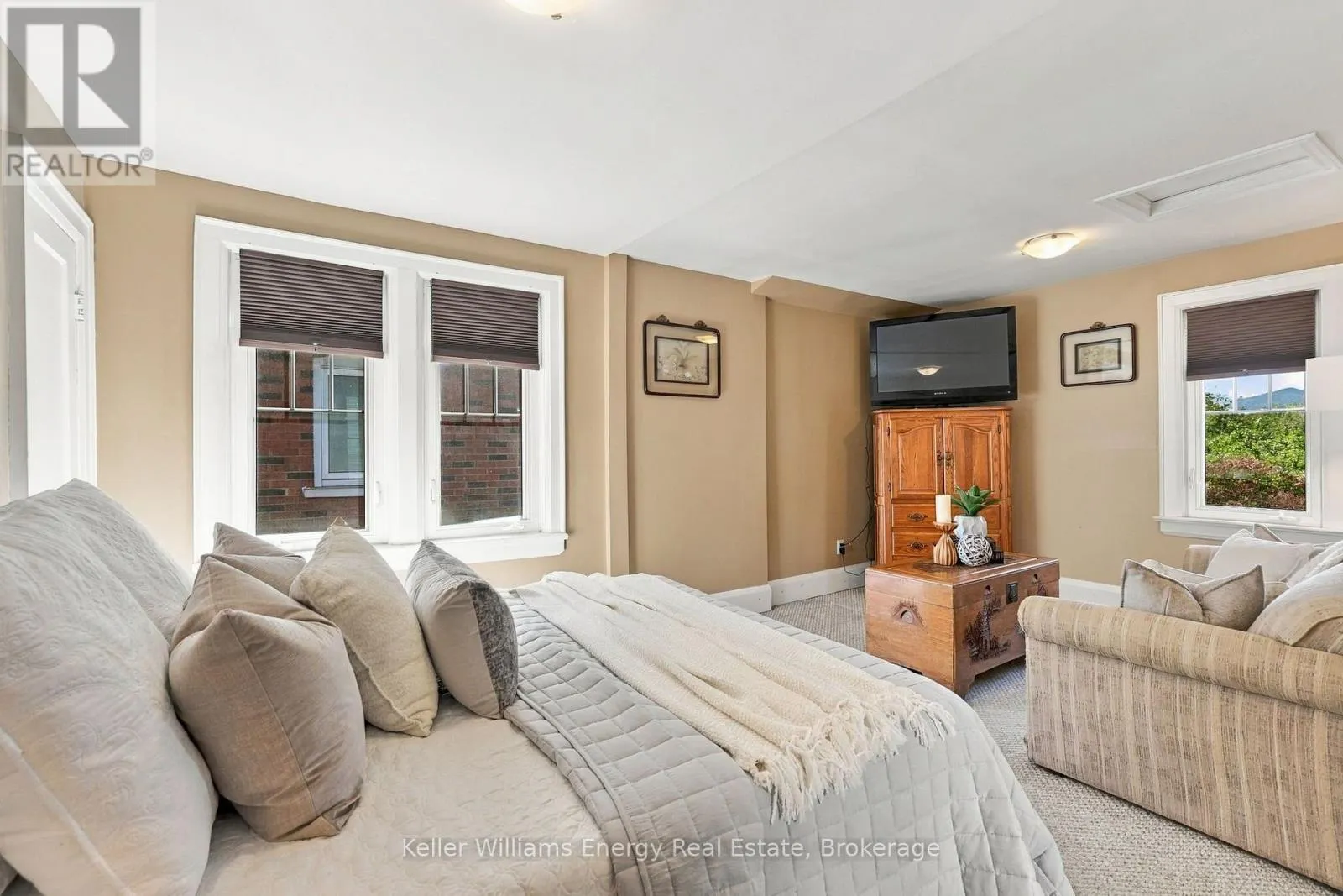 256 GROOMS AVENUE