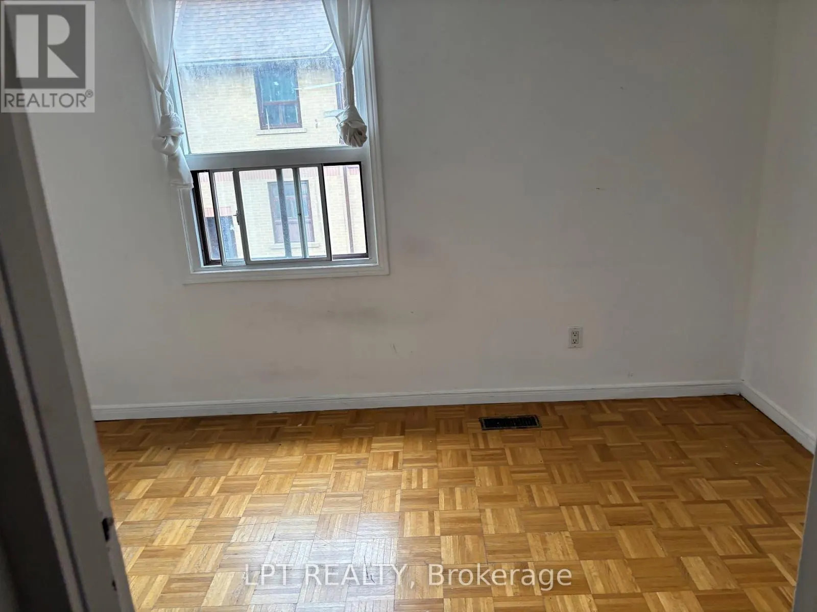 167 - 275 BROADVIEW AVENUE