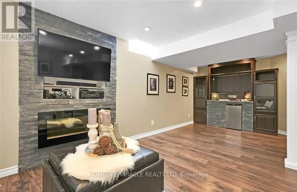 32 MCDONALD CRESCENT