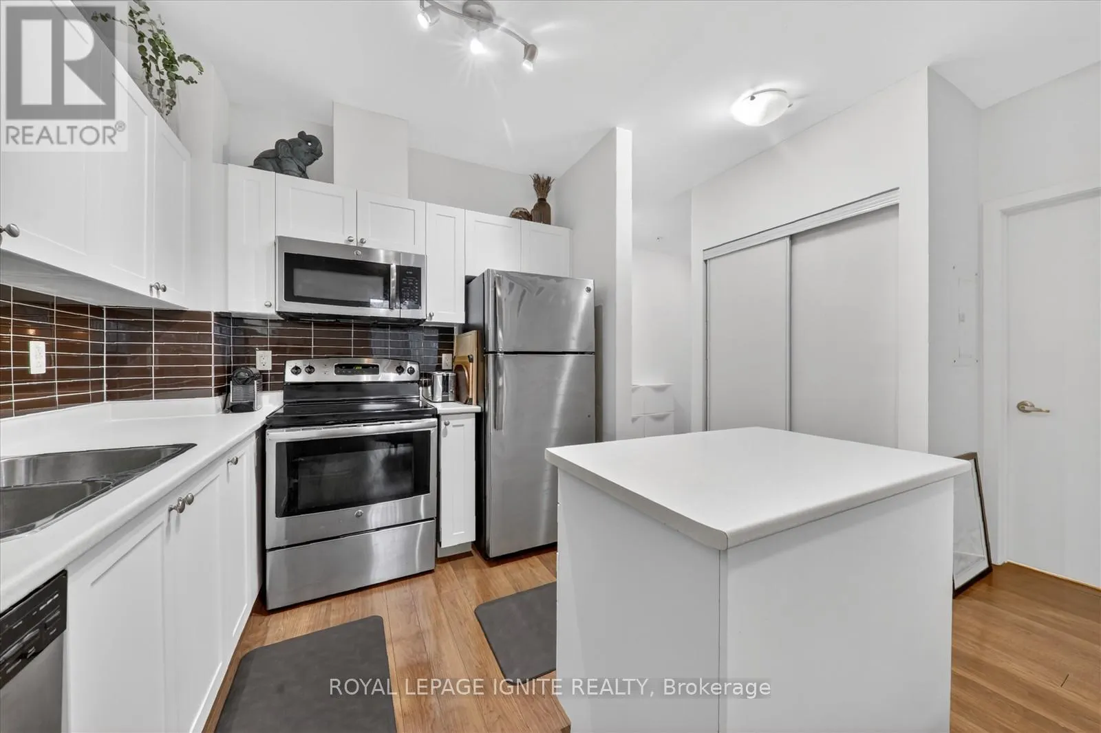 116 - 3560 ST CLAIR AVENUE E
