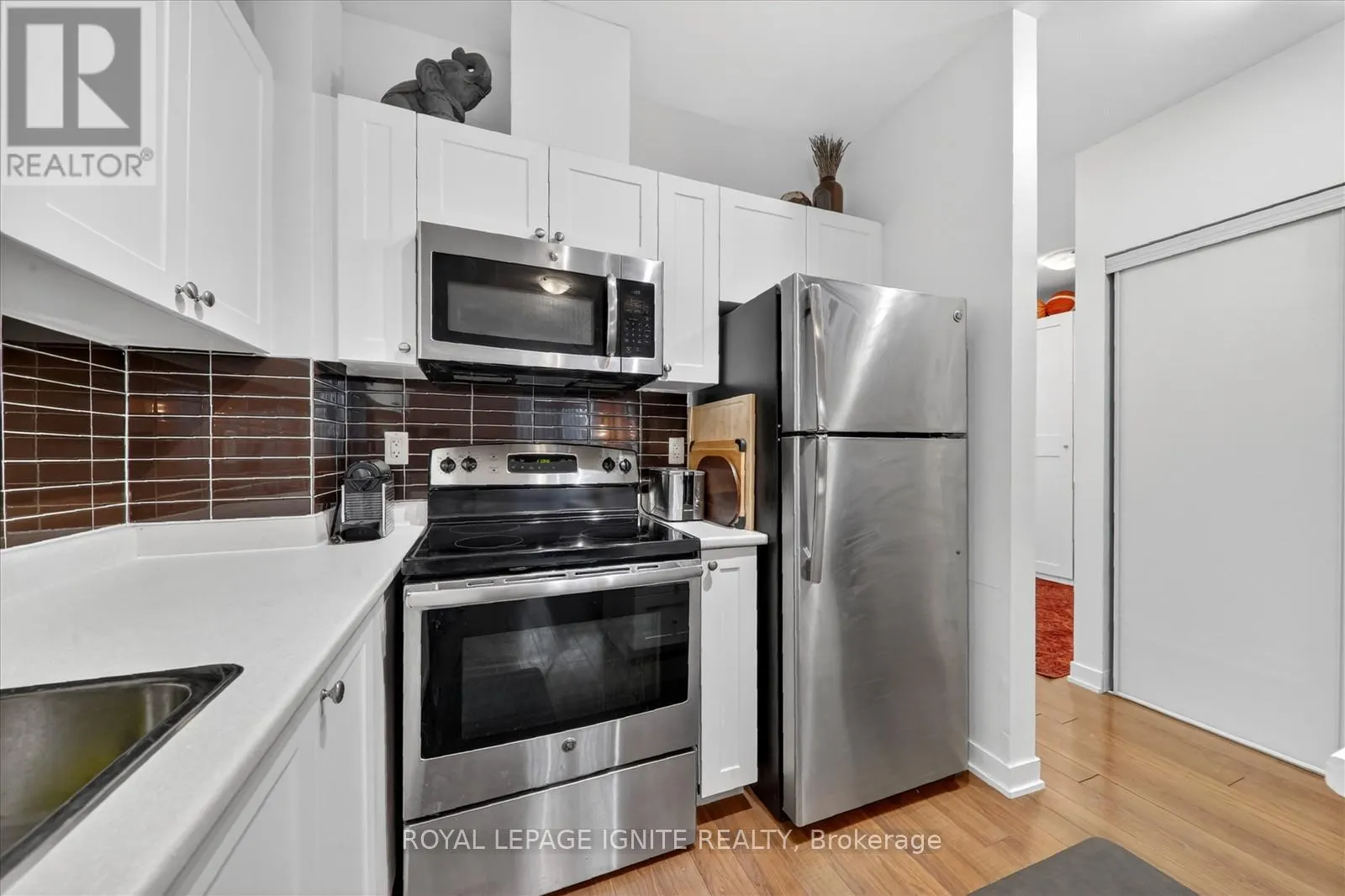 116 - 3560 ST CLAIR AVENUE E