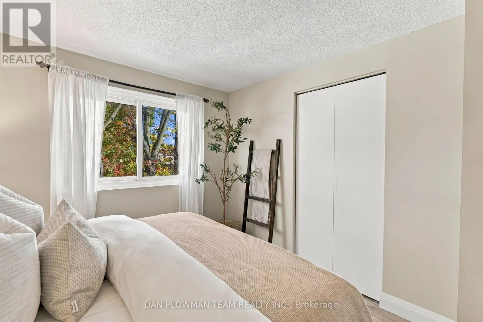 1385 FENELON CRESCENT