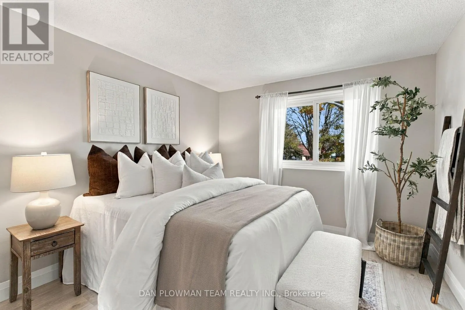 1385 FENELON CRESCENT