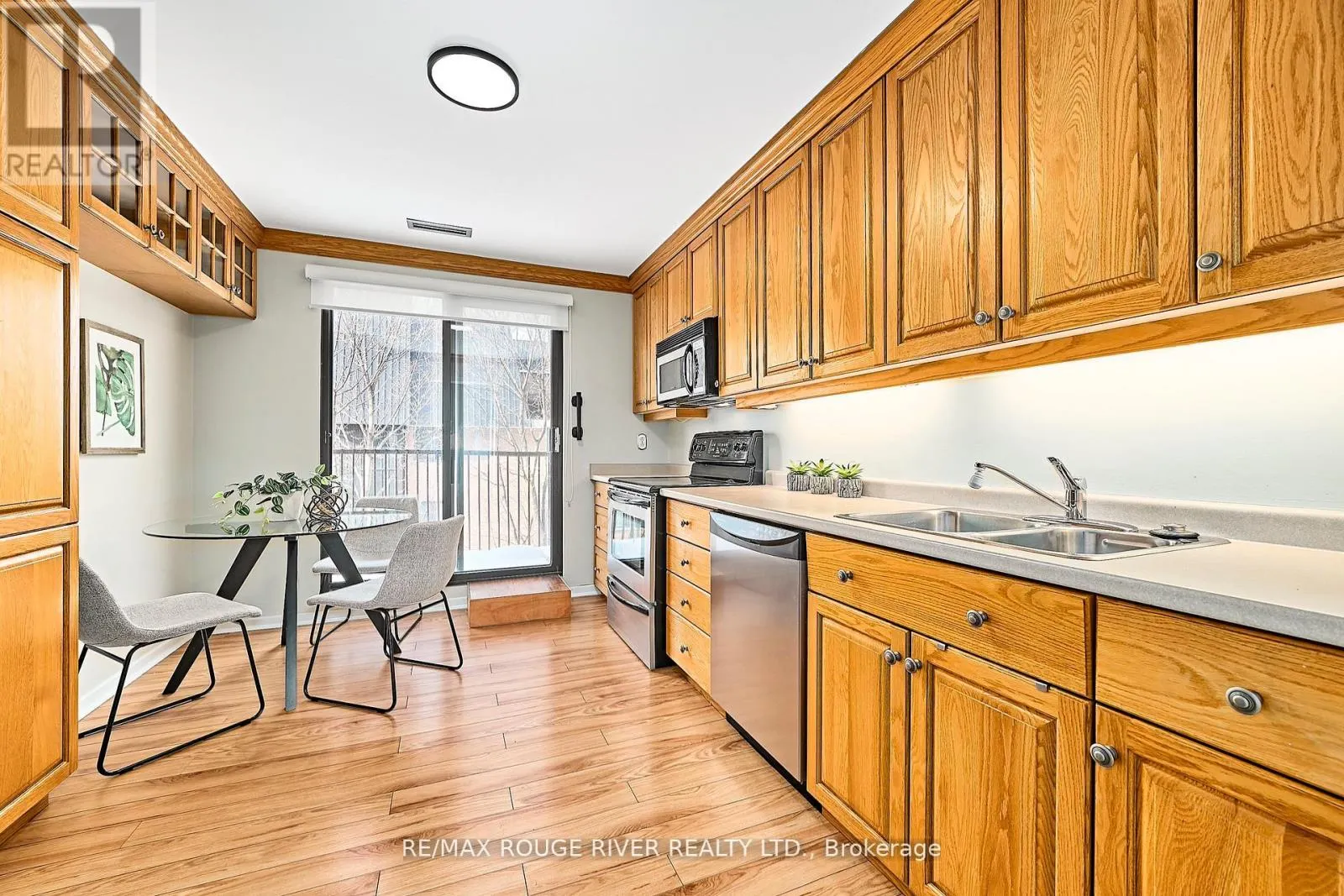 401 - 337 SIMCOE STREET #401