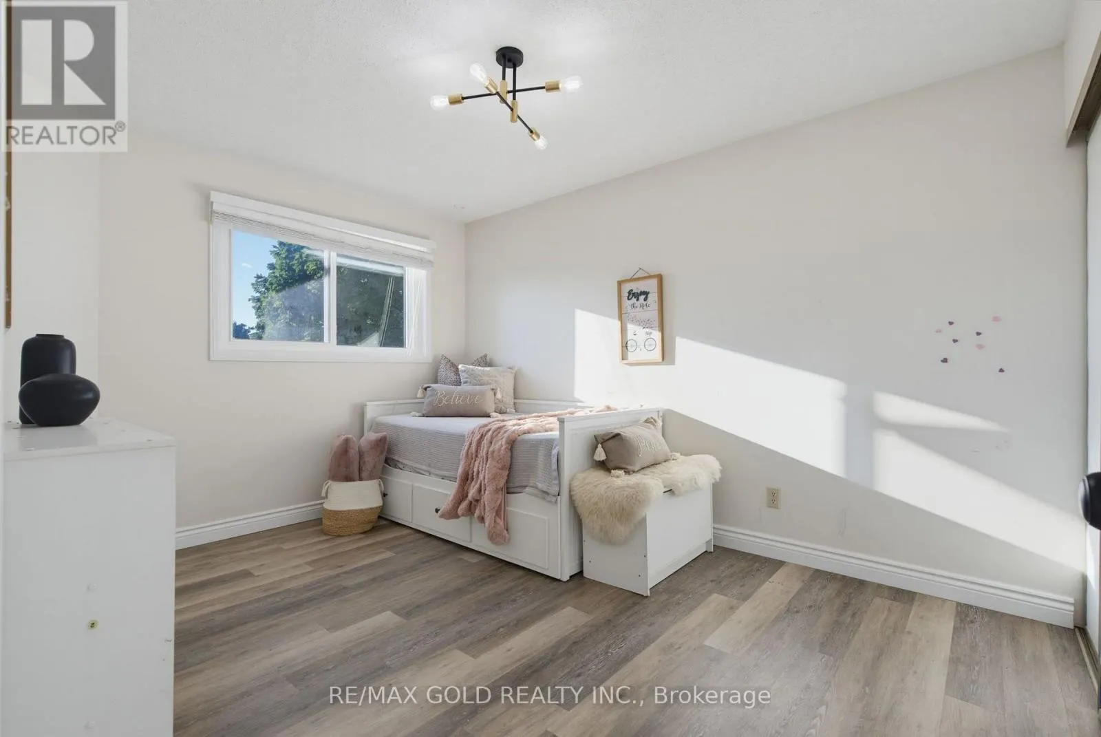 38 SILVERBIRCH PLACE