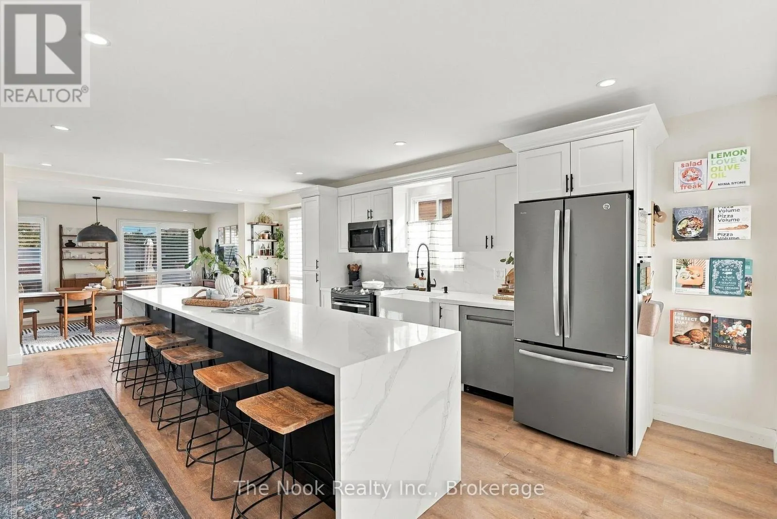 19 SANDRINGHAM DRIVE