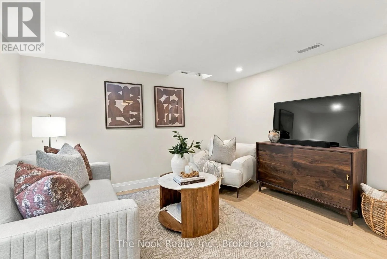 19 SANDRINGHAM DRIVE