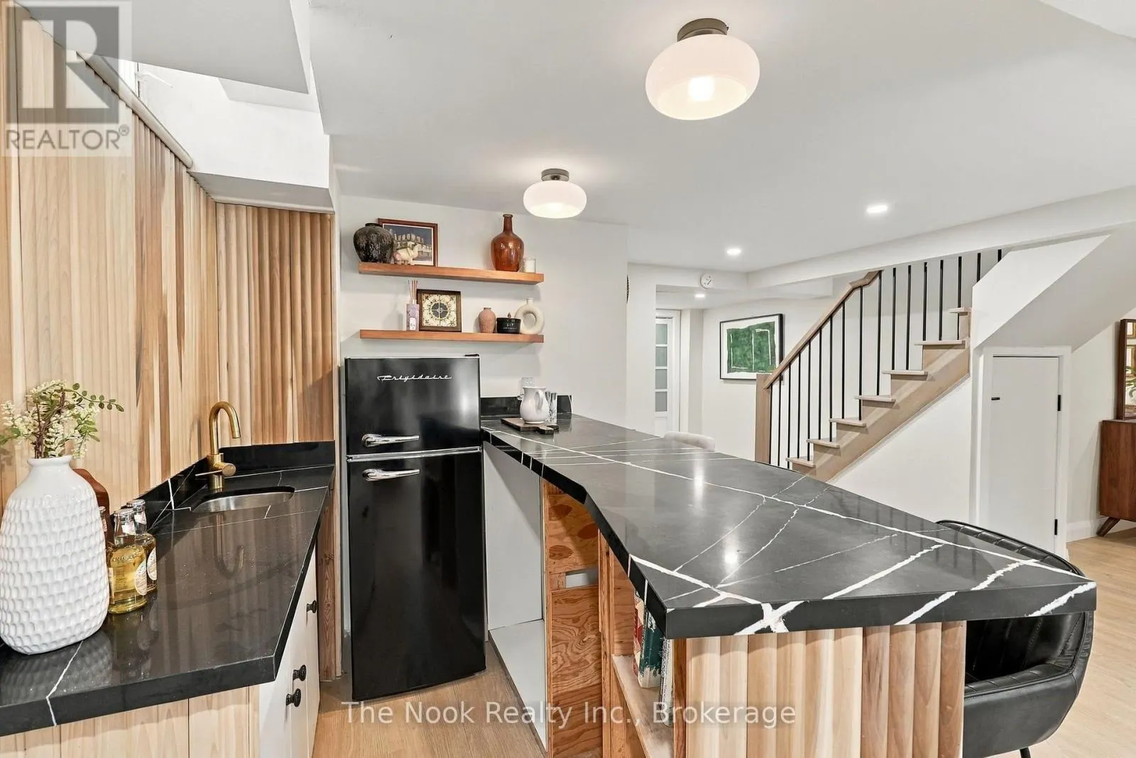 19 SANDRINGHAM DRIVE