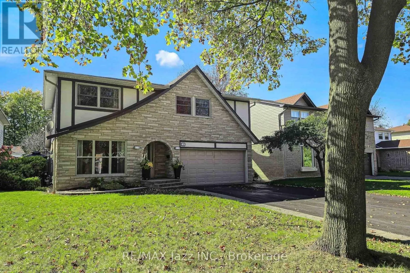 10 TRINITY CRESCENT