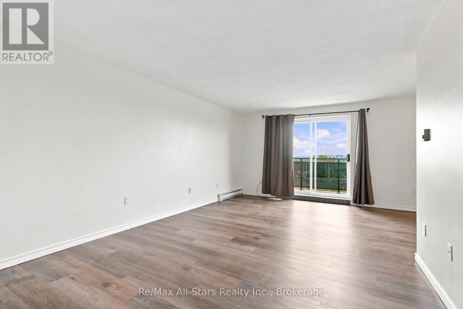 806 - 855 KENNEDY ROAD #806