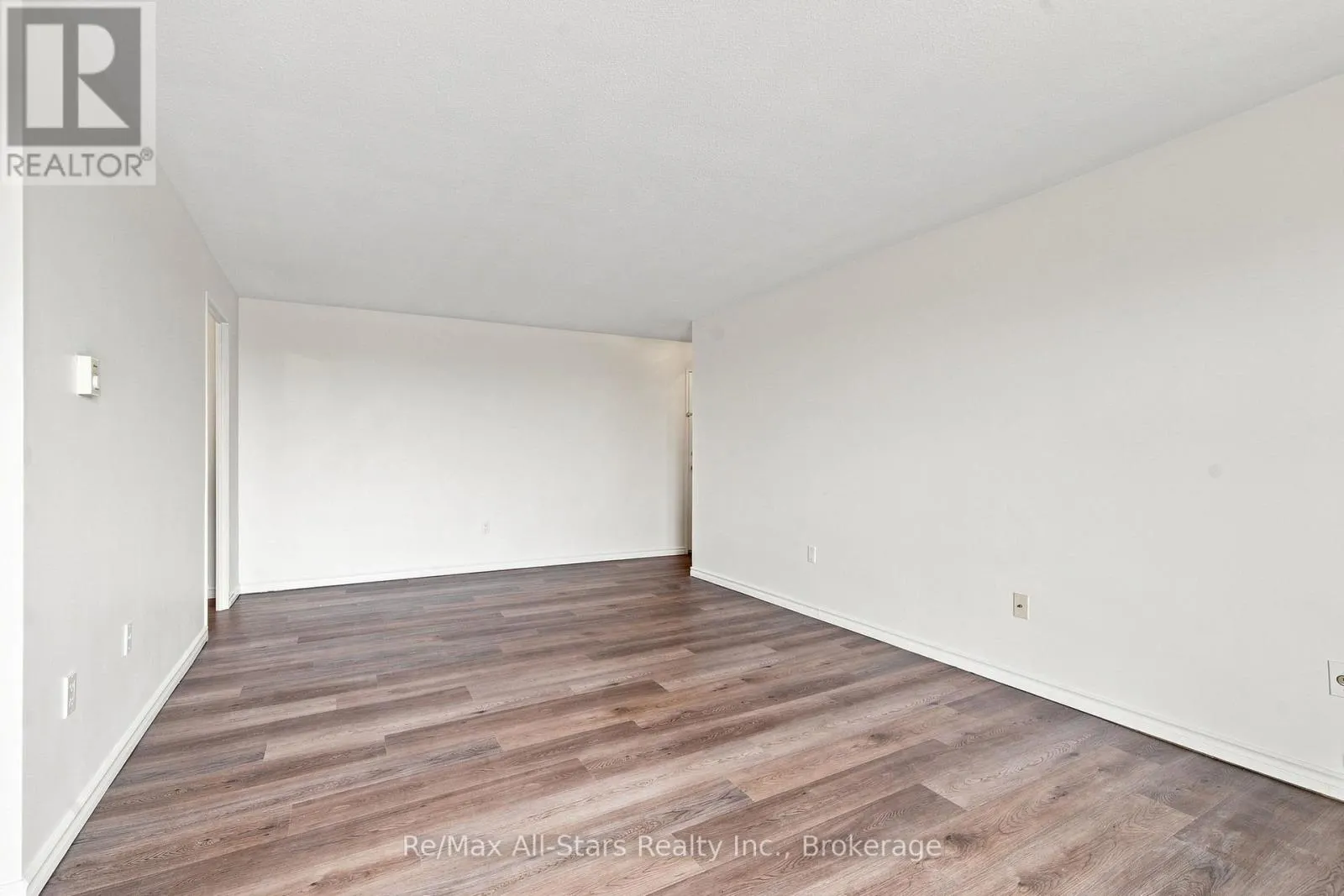 806 - 855 KENNEDY ROAD #806