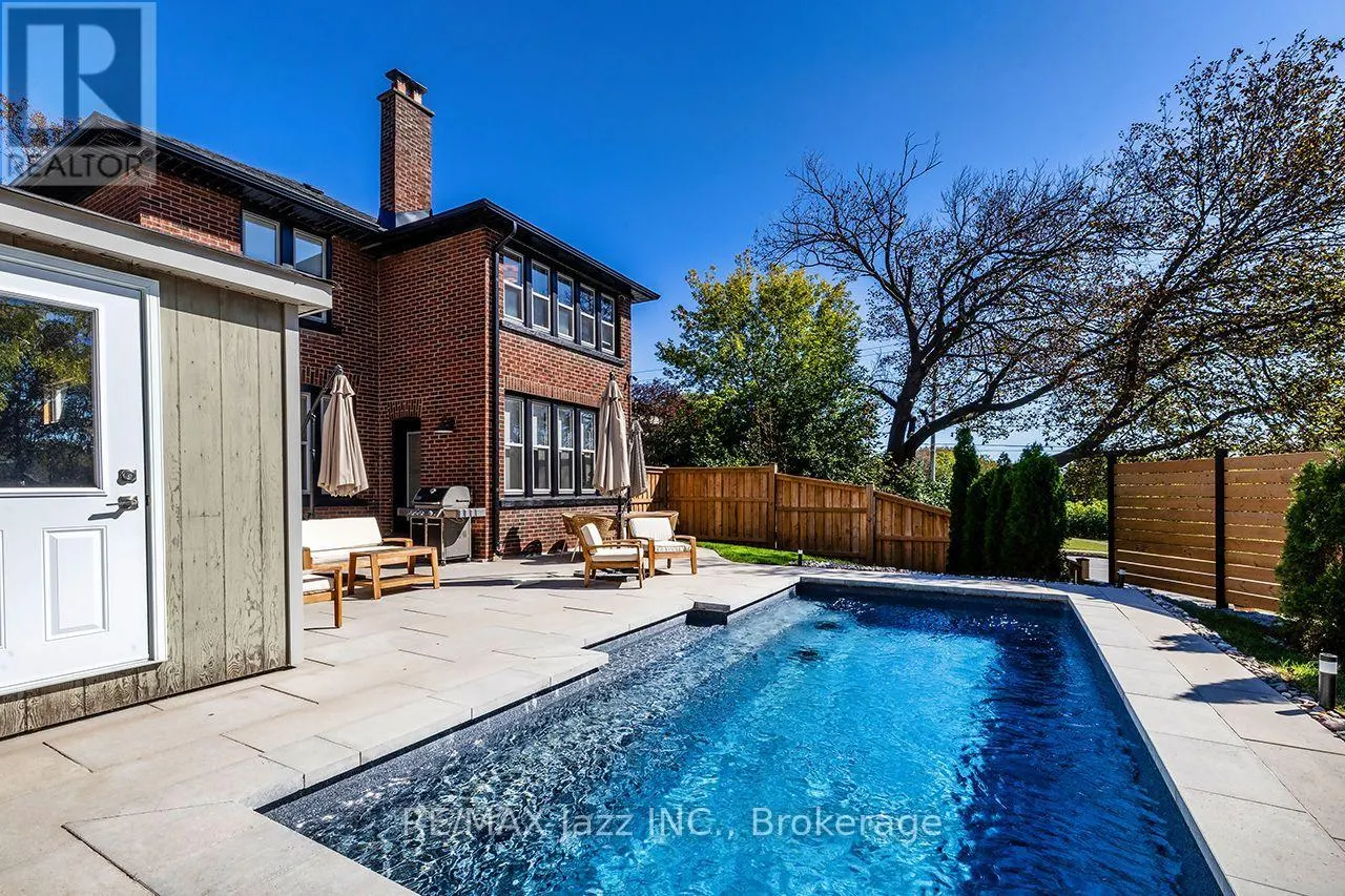 142 ADELAIDE AVENUE W