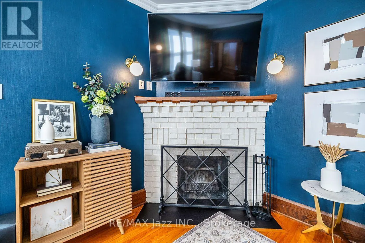 142 ADELAIDE AVENUE W