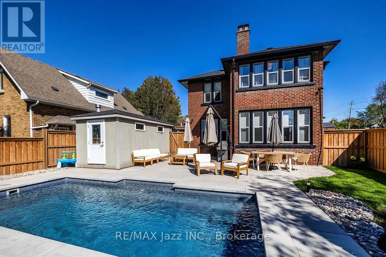142 ADELAIDE AVENUE W