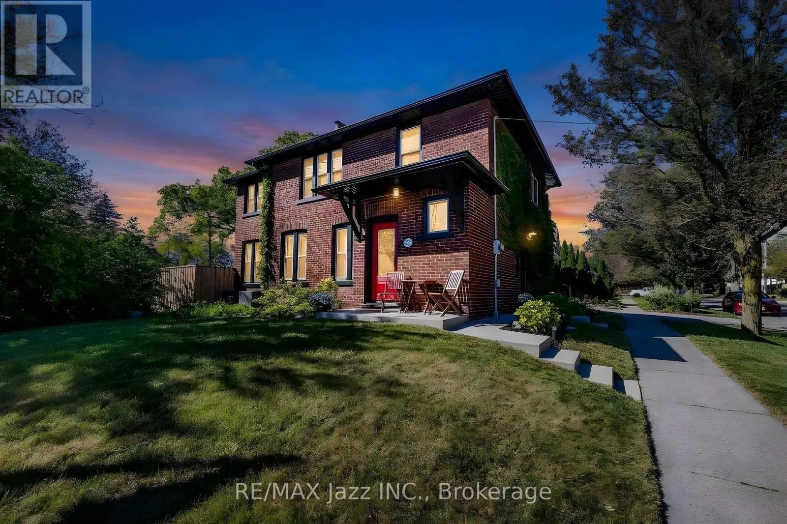 142 ADELAIDE AVENUE W