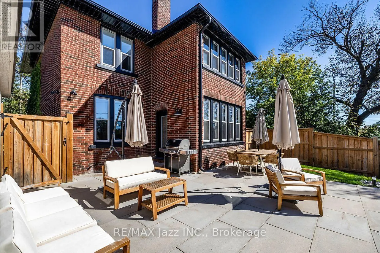 142 ADELAIDE AVENUE W