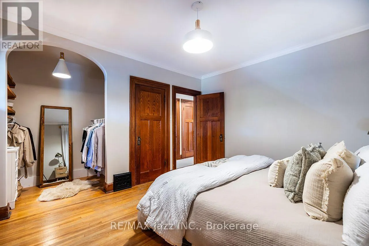 142 ADELAIDE AVENUE W