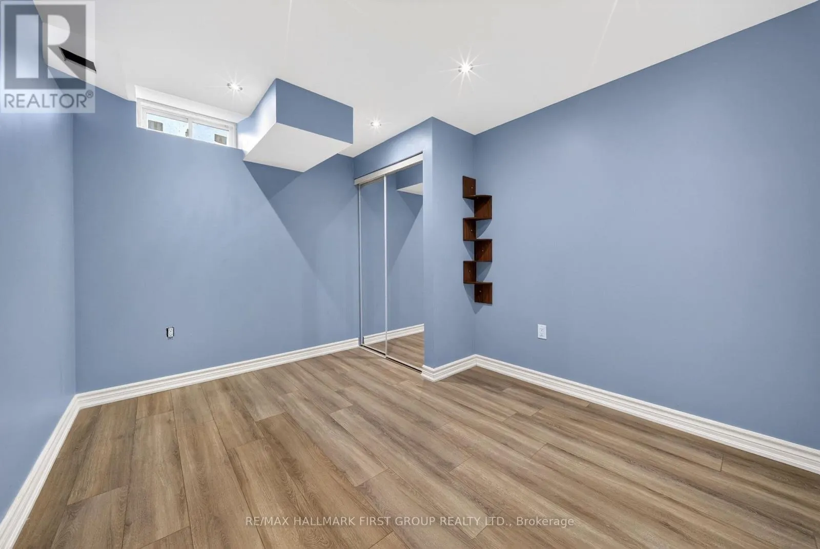 121 BLACKWELL CRESCENT