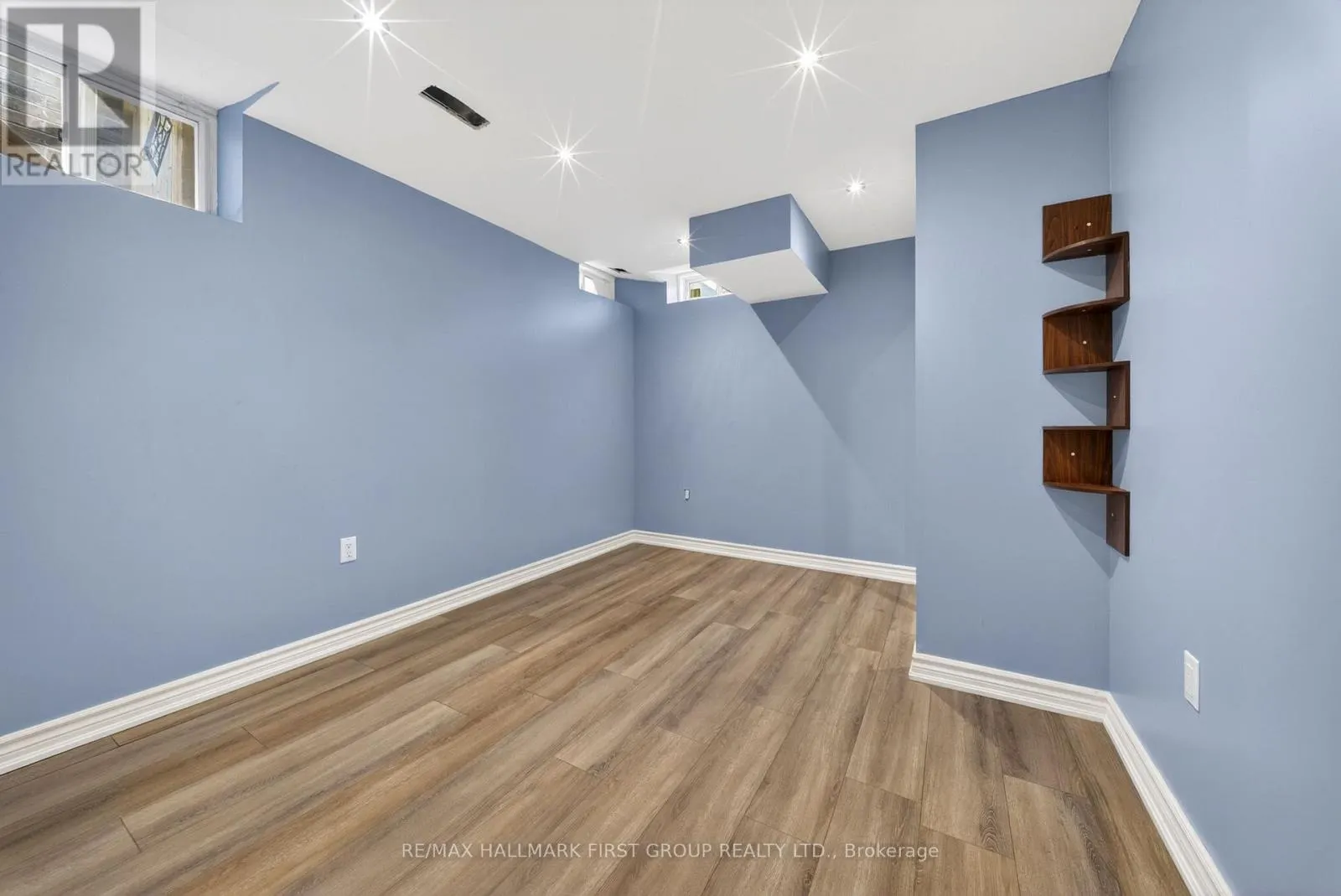 121 BLACKWELL CRESCENT