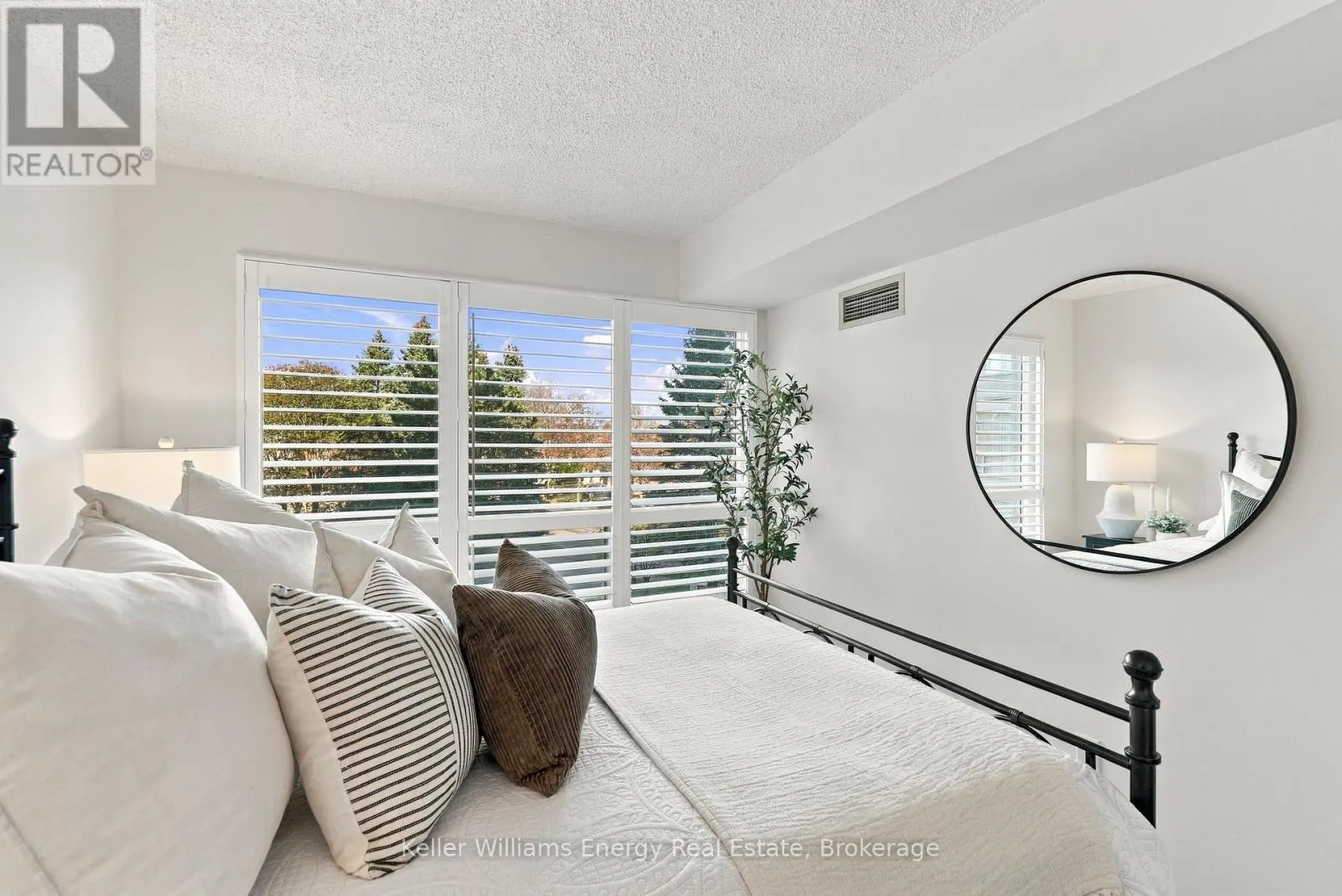 302 - 712 ROSSLAND ROAD E #302