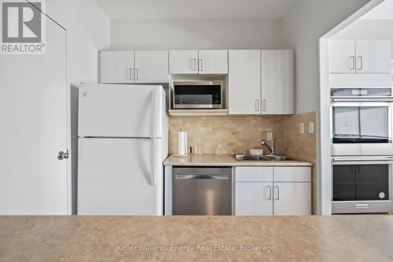 302 - 712 ROSSLAND ROAD E #302