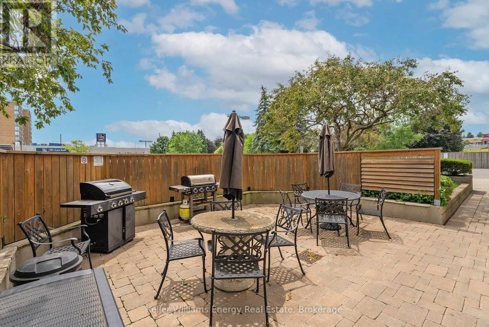 302 - 712 ROSSLAND ROAD E #302