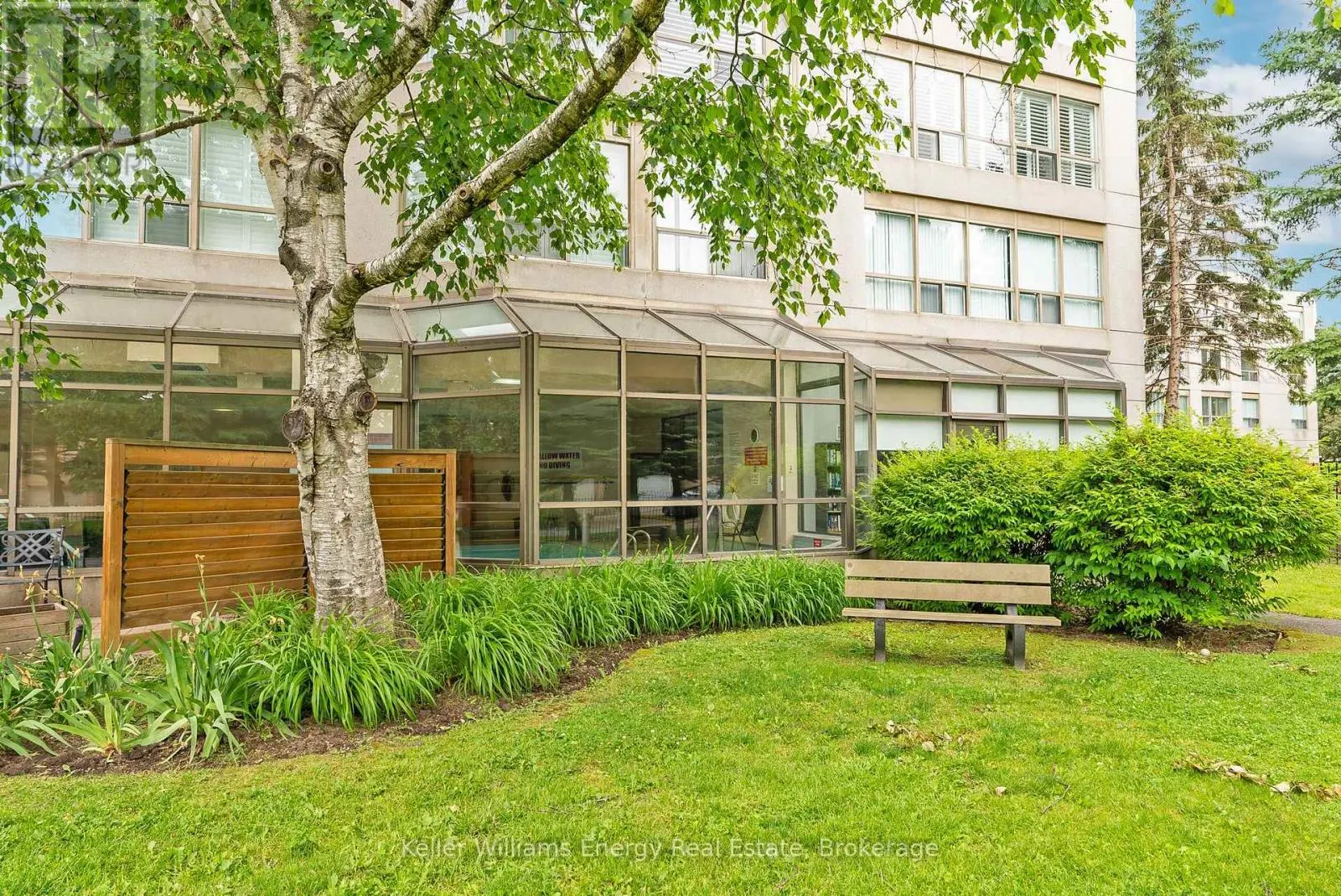 302 - 712 ROSSLAND ROAD E #302