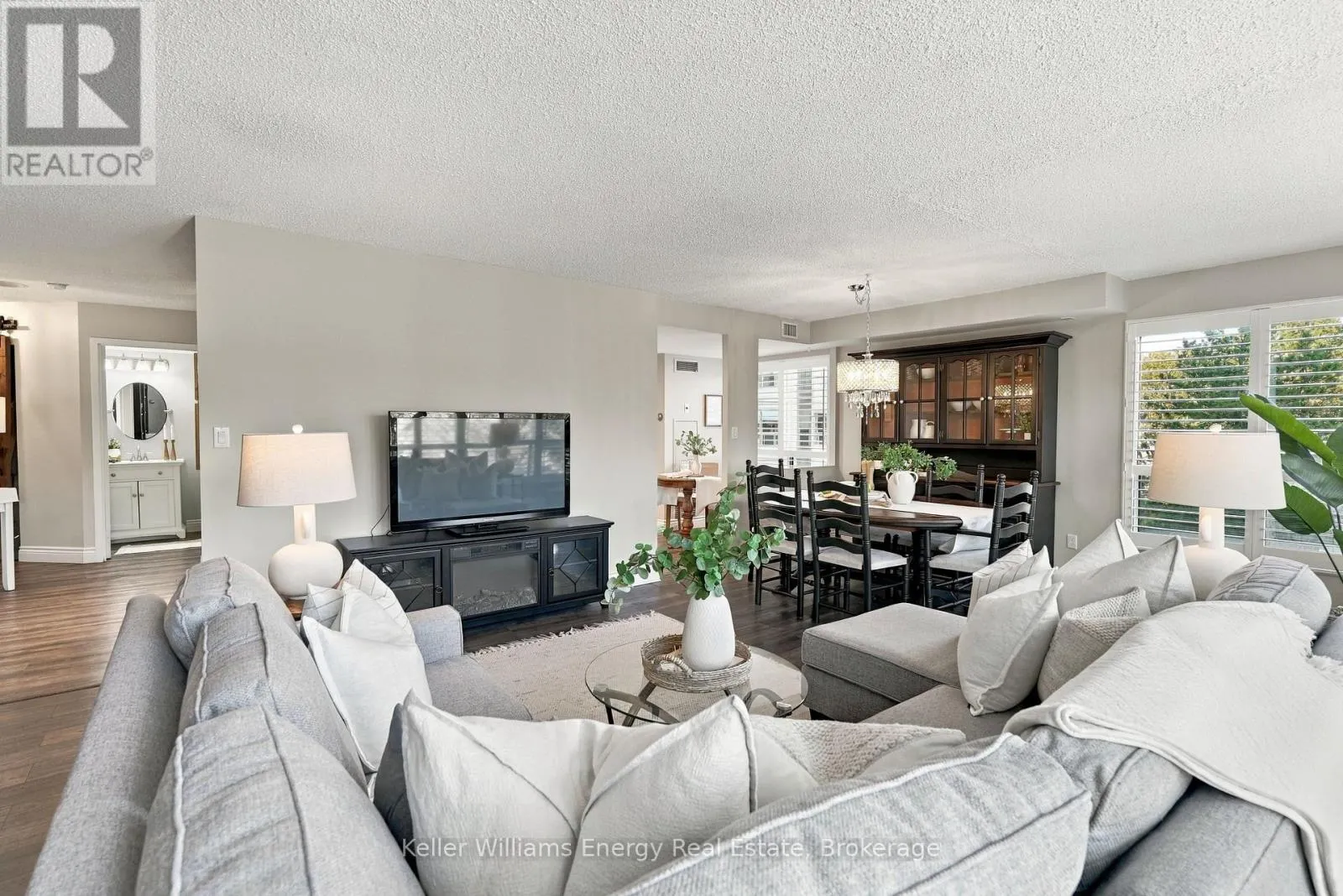 302 - 712 ROSSLAND ROAD E #302