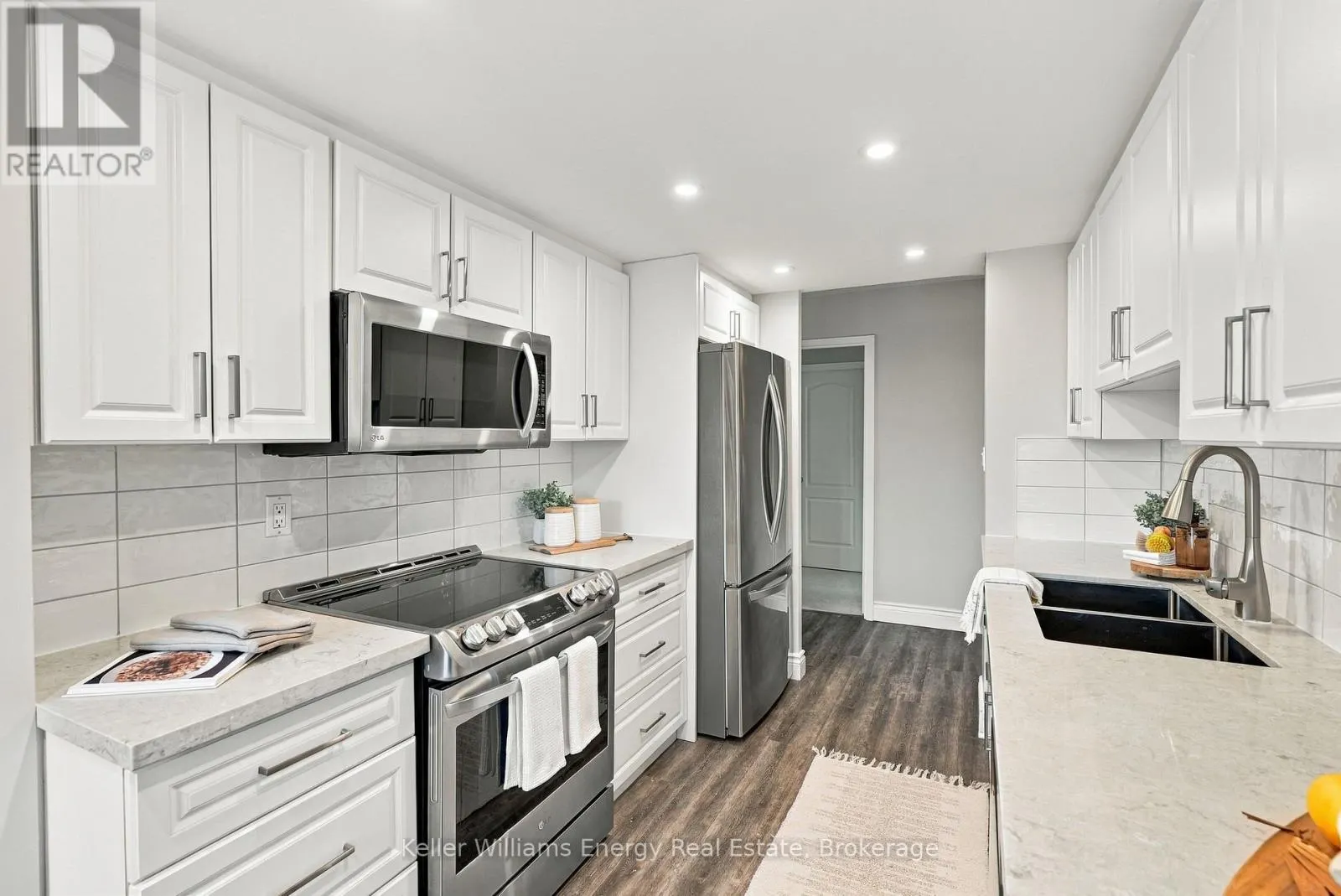 302 - 712 ROSSLAND ROAD E #302