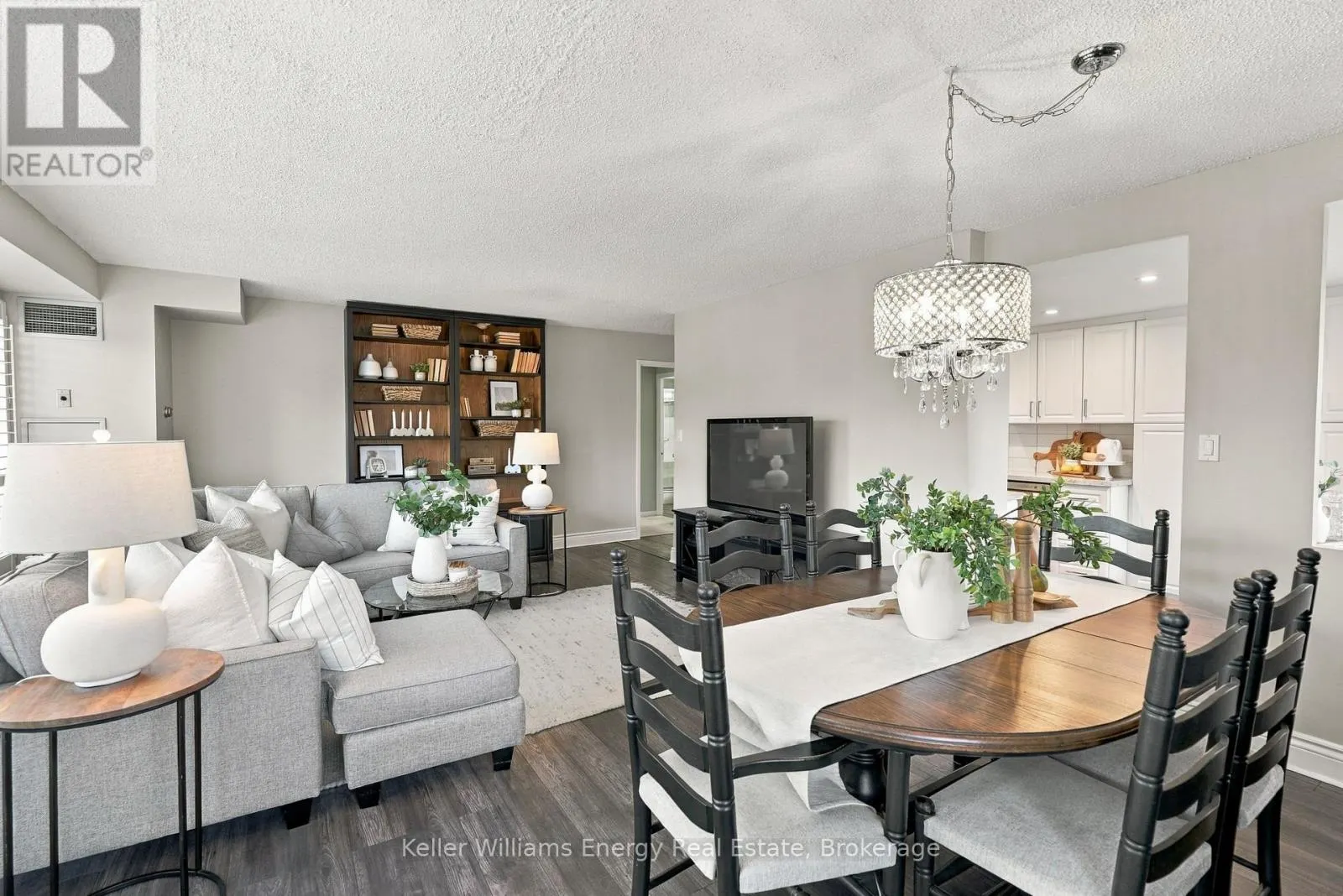 302 - 712 ROSSLAND ROAD E #302