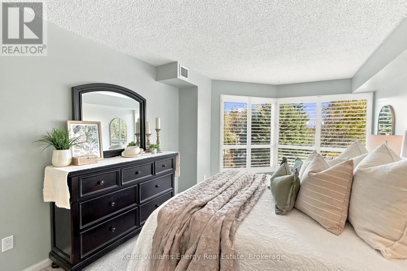 302 - 712 ROSSLAND ROAD E #302