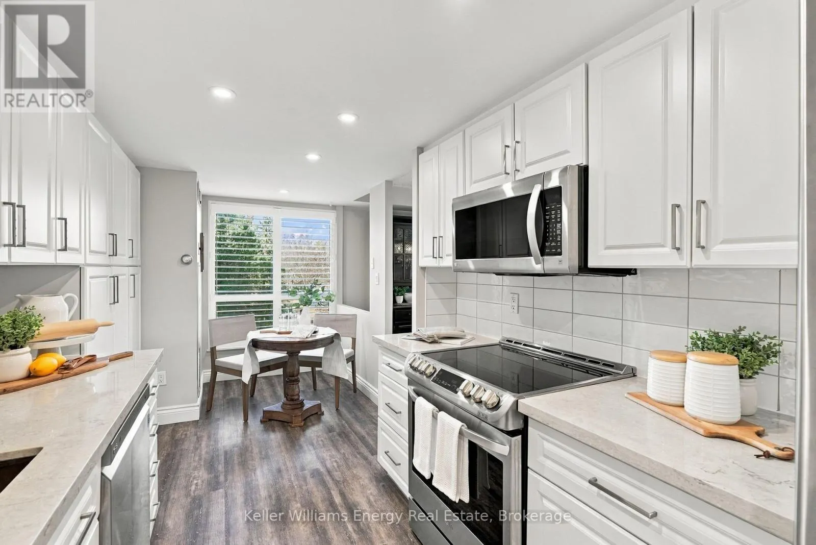 302 - 712 ROSSLAND ROAD E #302