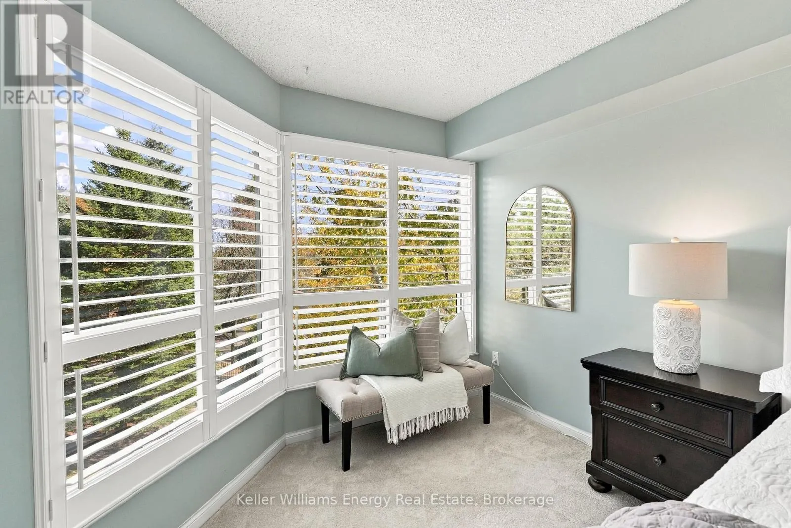 302 - 712 ROSSLAND ROAD E #302