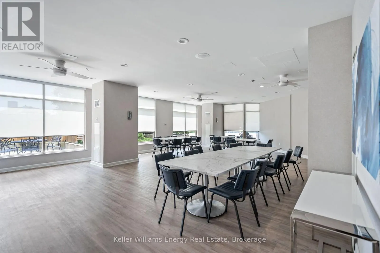 302 - 712 ROSSLAND ROAD E #302