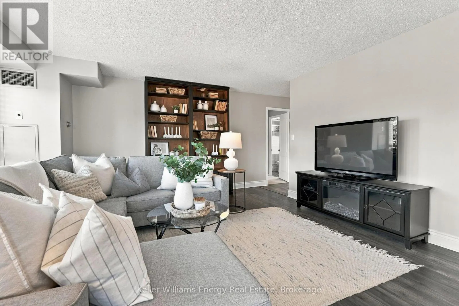 302 - 712 ROSSLAND ROAD E #302