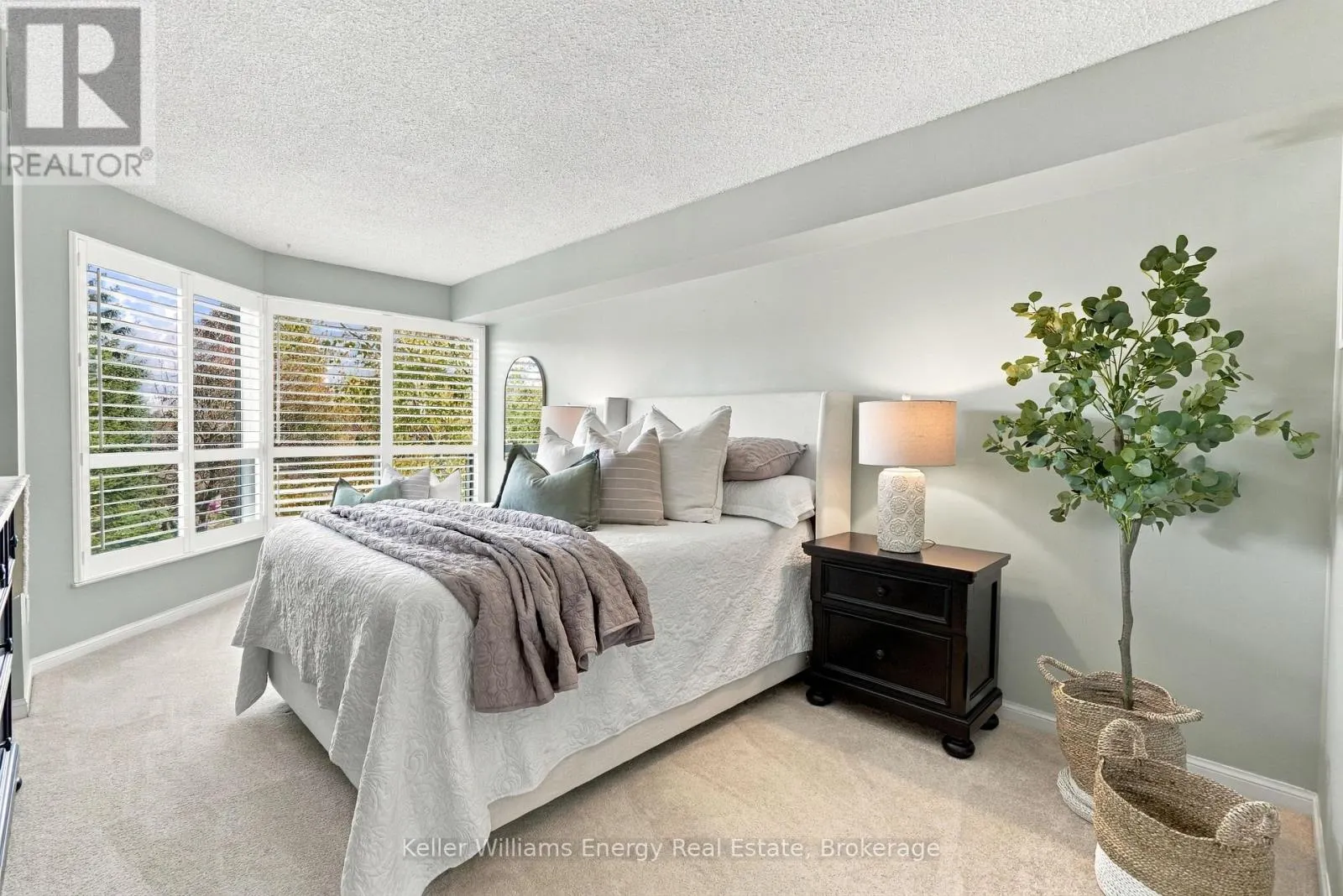302 - 712 ROSSLAND ROAD E #302