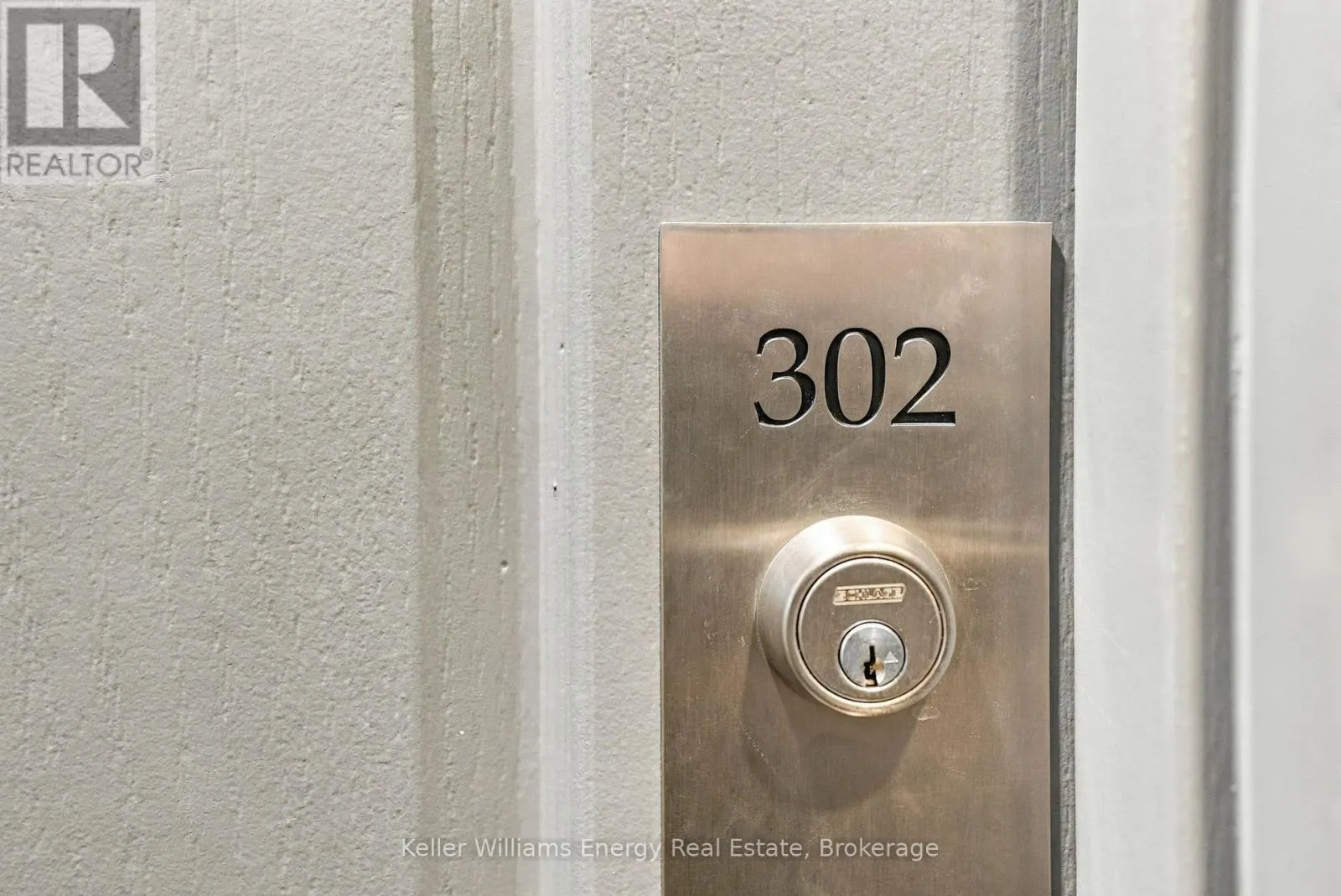 302 - 712 ROSSLAND ROAD E #302