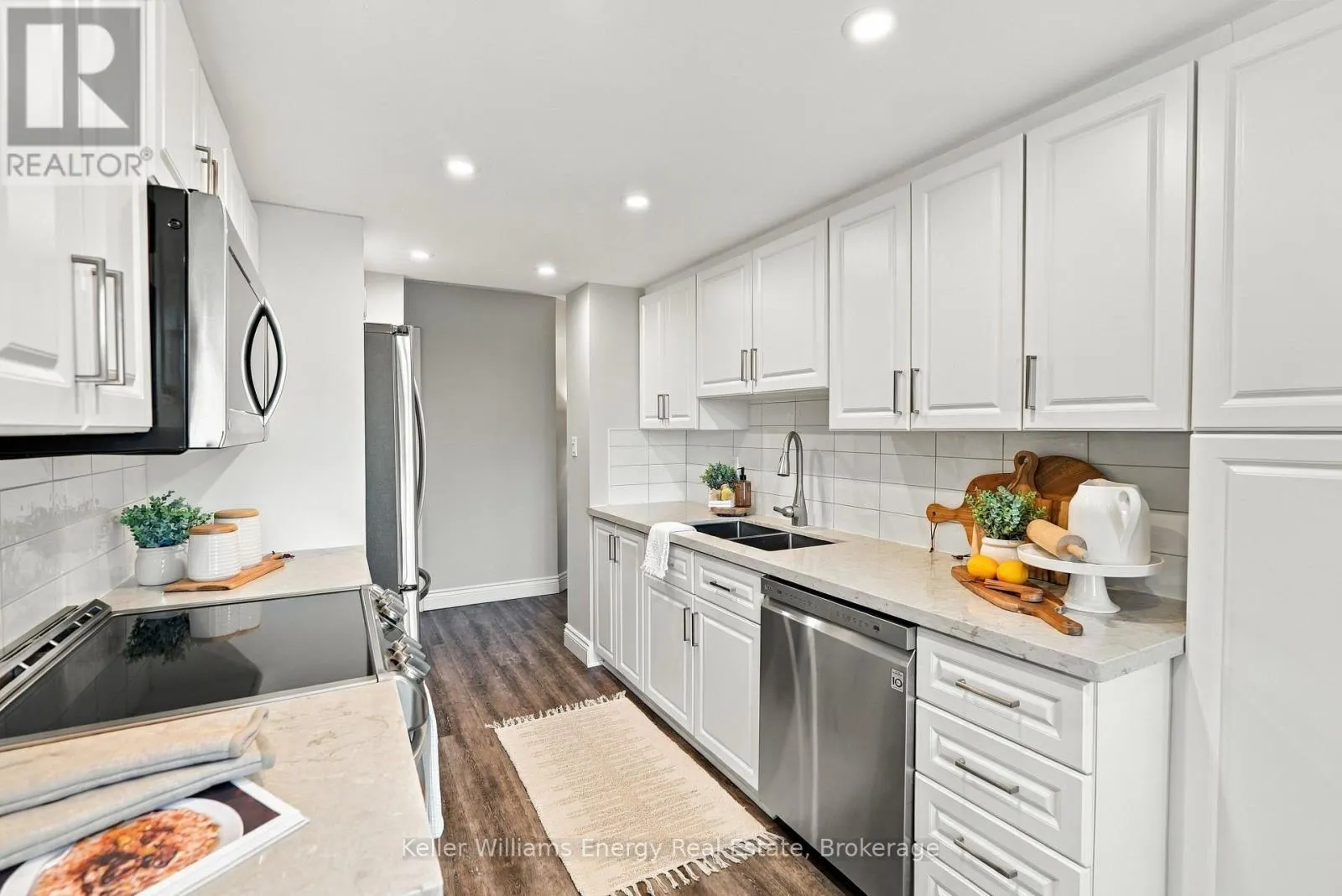 302 - 712 ROSSLAND ROAD E #302