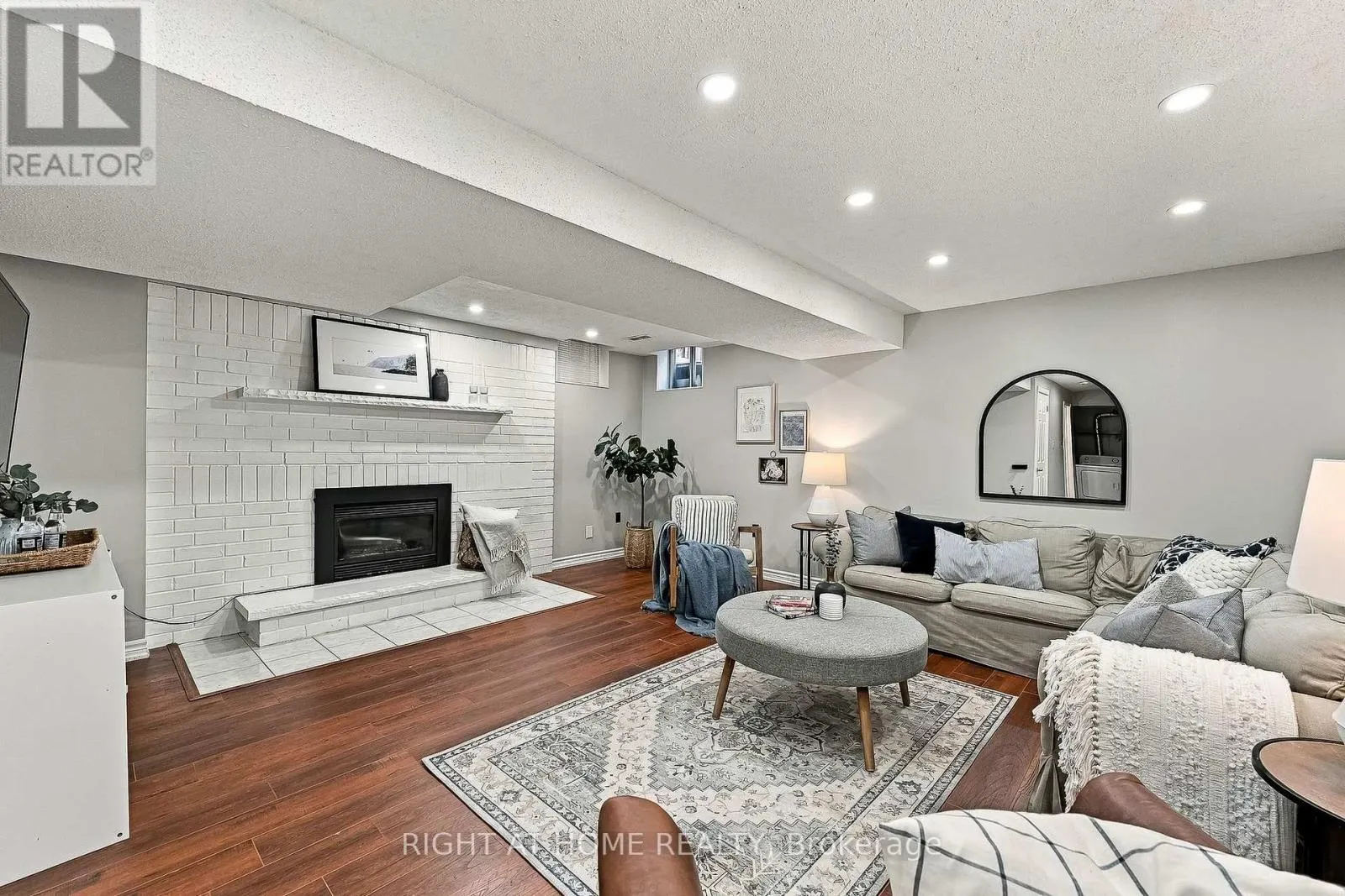 56 TEDDINGTON CRESCENT