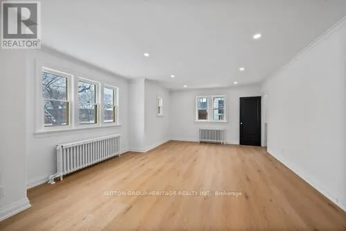 860 SIMCOE STREET N