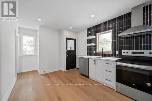 860 SIMCOE STREET N