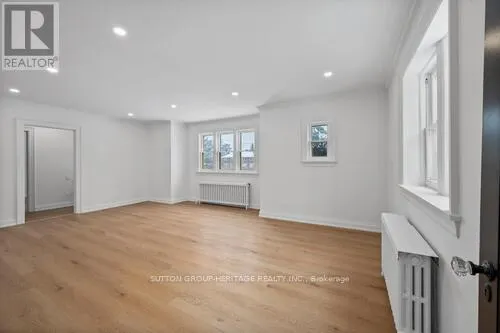 860 SIMCOE STREET N